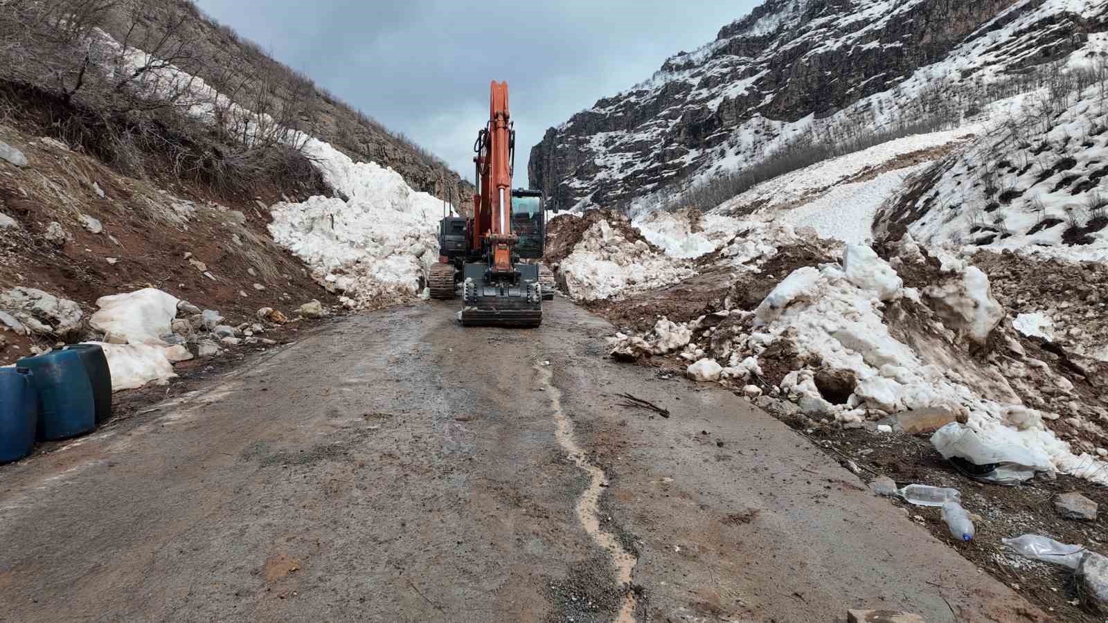 Şırnak’ta çocuklardan alkışlanacak hareket: Yolların açılması için günlerdir çalışan işçilere yemek götürüyorlar
