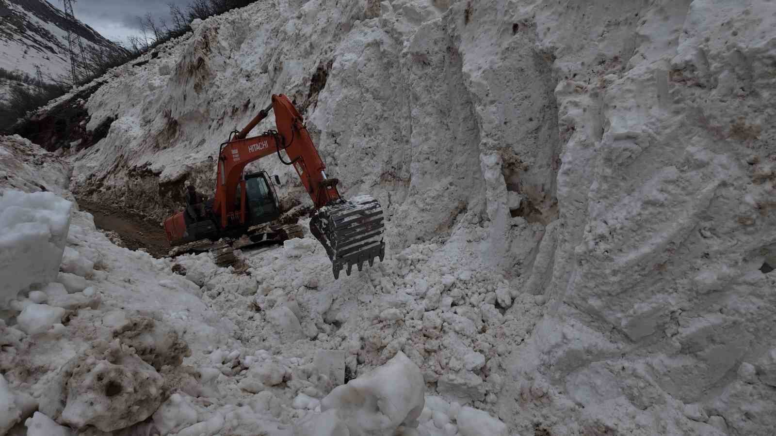 Şırnak’ta çocuklardan alkışlanacak hareket: Yolların açılması için günlerdir çalışan işçilere yemek götürüyorlar
