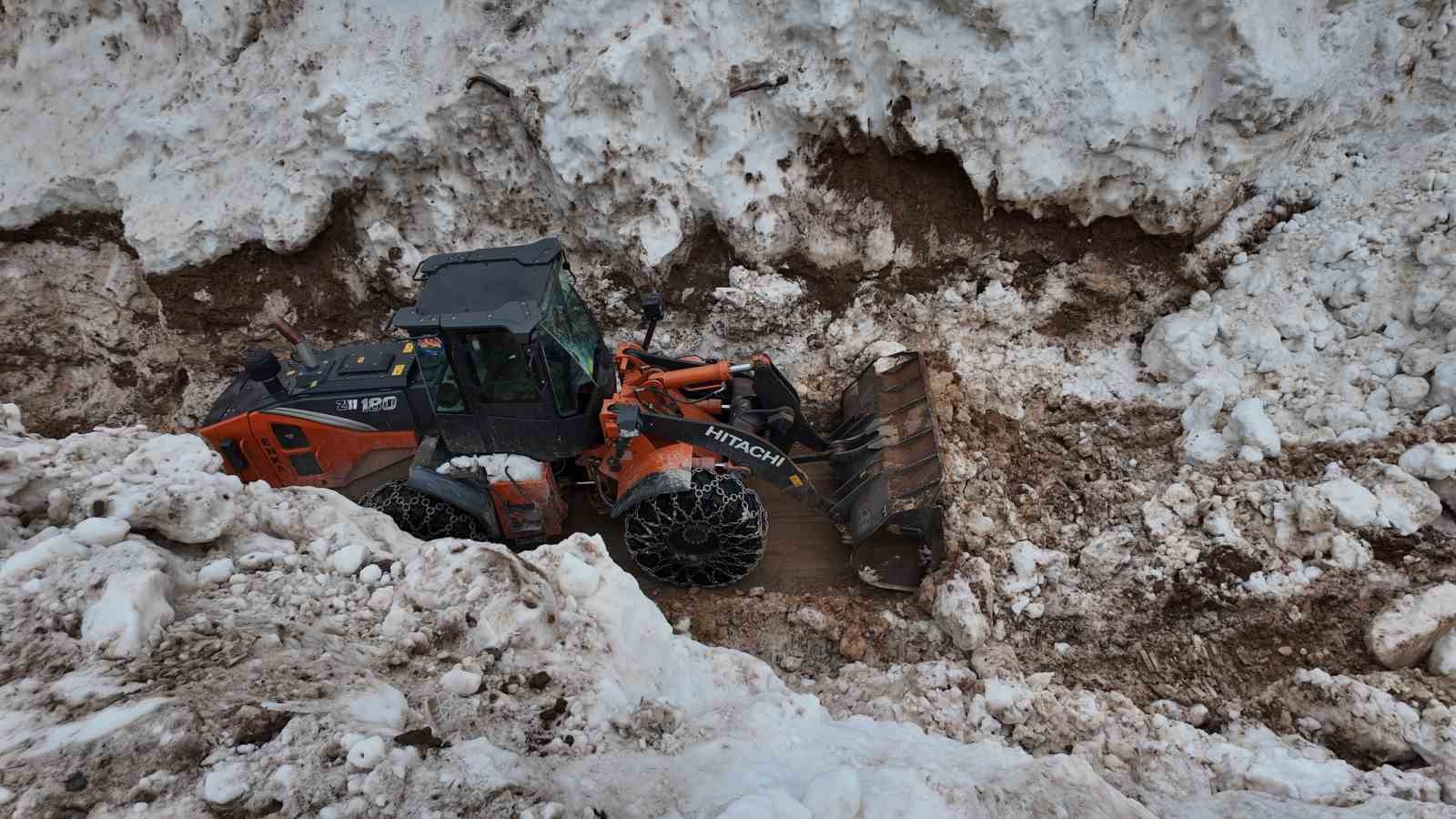 Şırnak’ta çocuklardan alkışlanacak hareket: Yolların açılması için günlerdir çalışan işçilere yemek götürüyorlar

