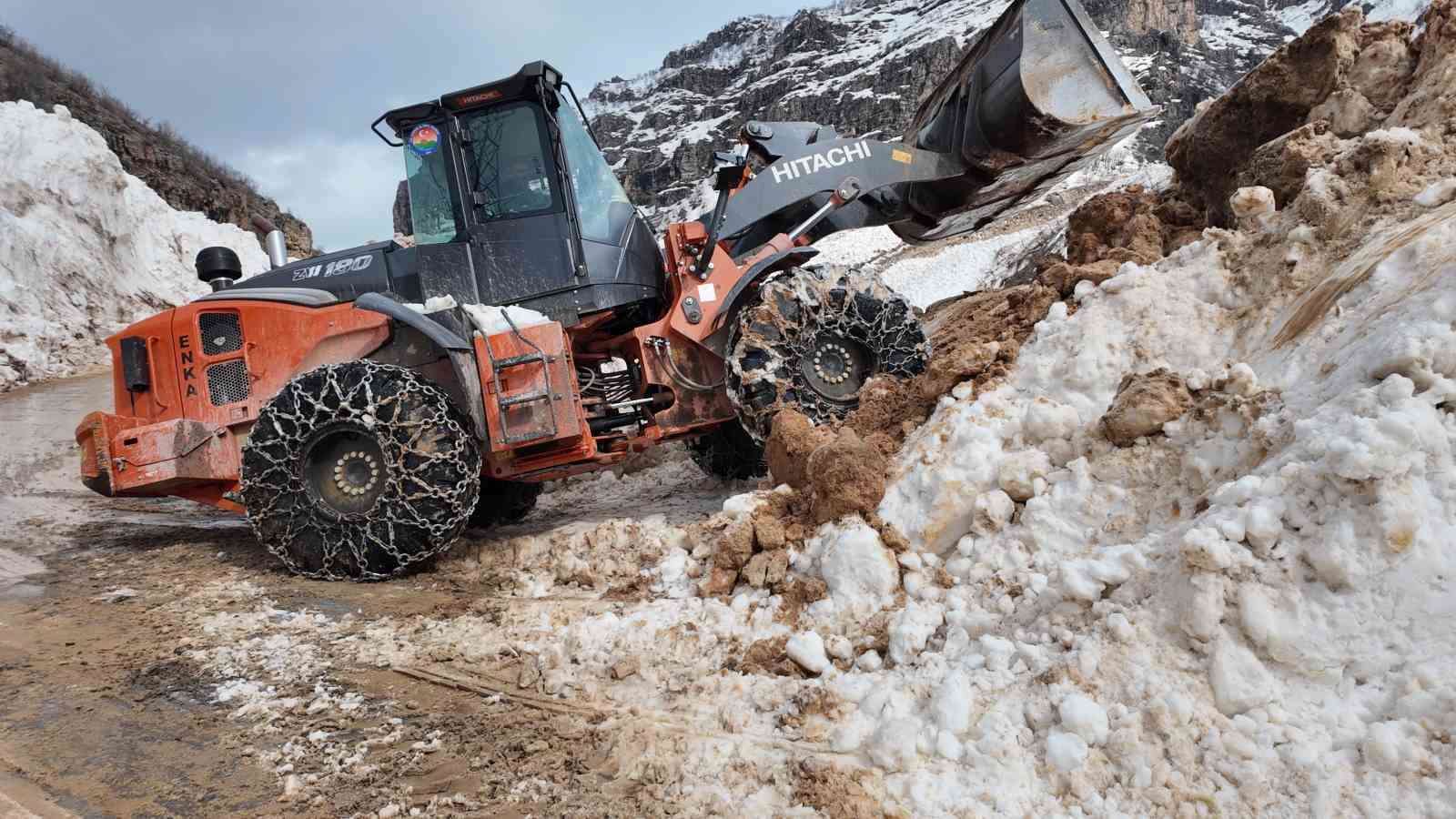 Şırnak’ta çocuklardan alkışlanacak hareket: Yolların açılması için günlerdir çalışan işçilere yemek götürüyorlar
