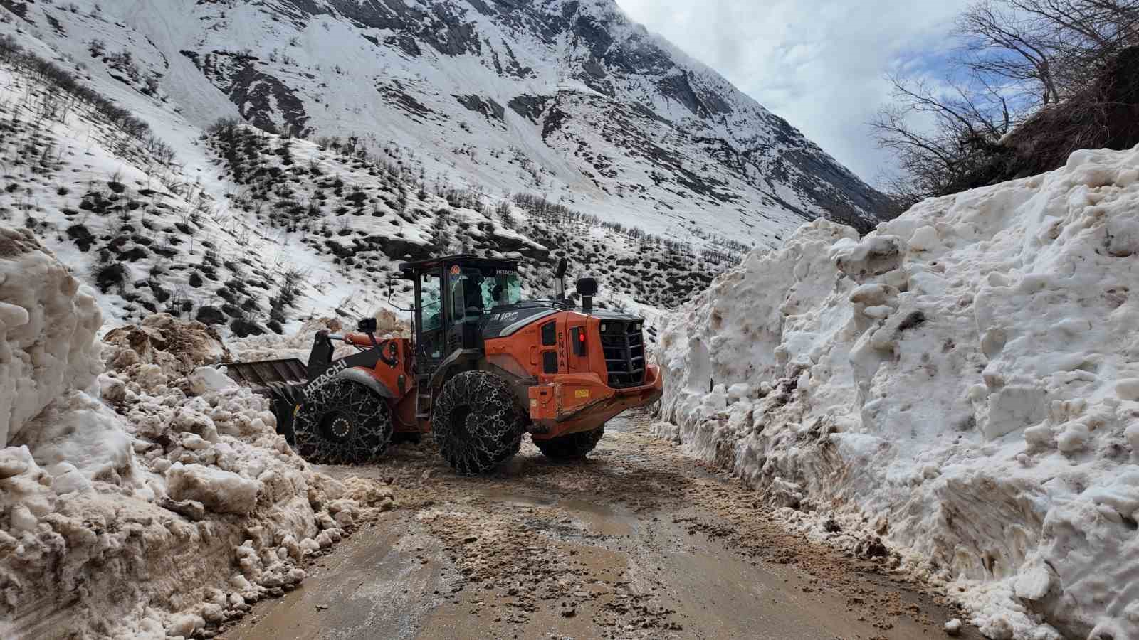 Şırnak’ta çocuklardan alkışlanacak hareket: Yolların açılması için günlerdir çalışan işçilere yemek götürüyorlar
