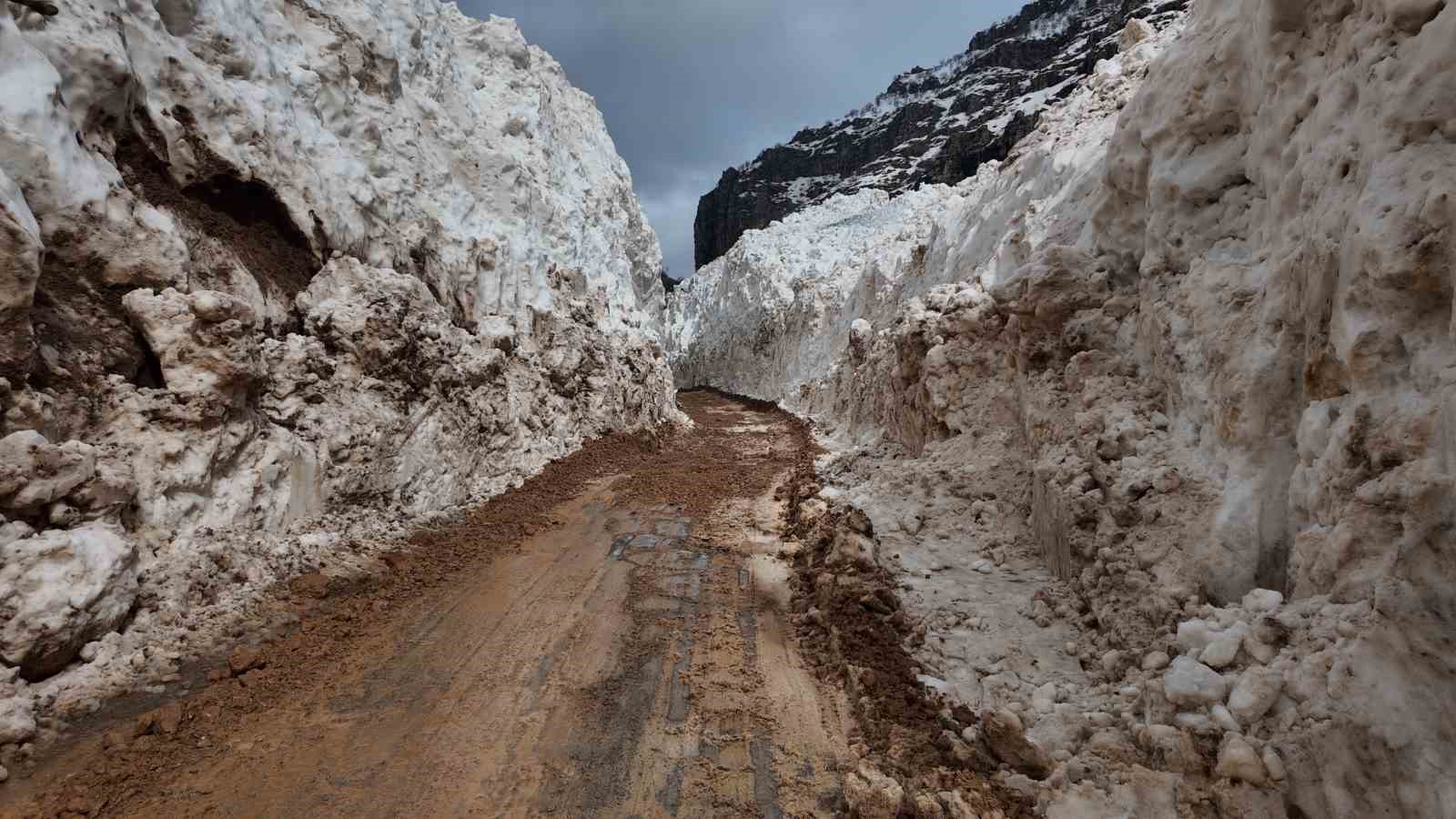 Şırnak’ta çocuklardan alkışlanacak hareket: Yolların açılması için günlerdir çalışan işçilere yemek götürüyorlar
