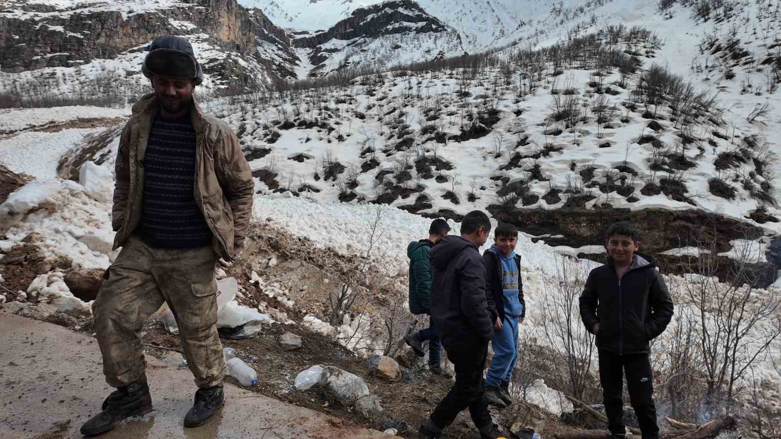 Şırnak’ta çocuklardan alkışlanacak hareket: Yolların açılması için günlerdir çalışan işçilere yemek götürüyorlar
