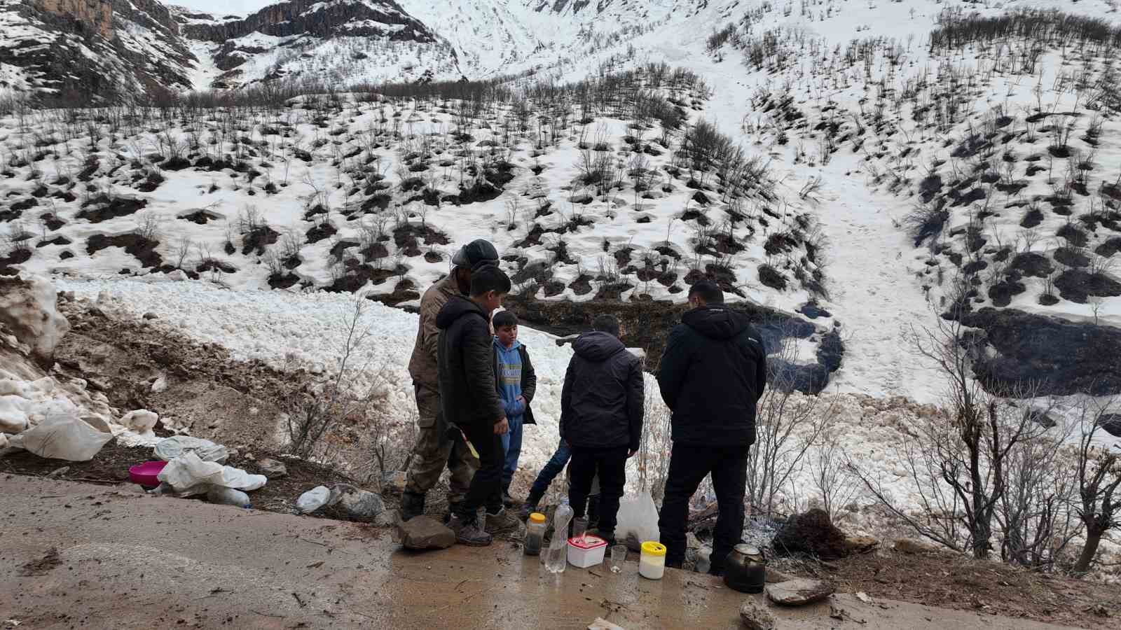 Şırnak’ta çocuklardan alkışlanacak hareket: Yolların açılması için günlerdir çalışan işçilere yemek götürüyorlar
