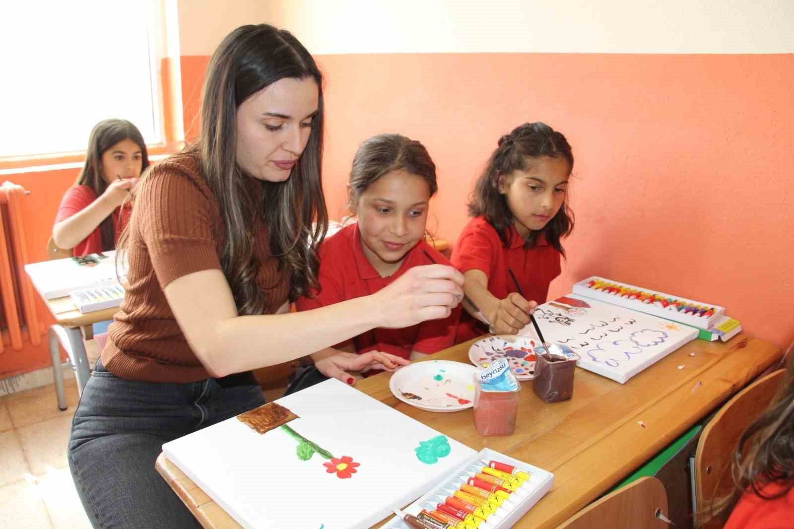 Şırnak’ta çocukların dilekleri 106 balonla gökyüzüne taşındı
