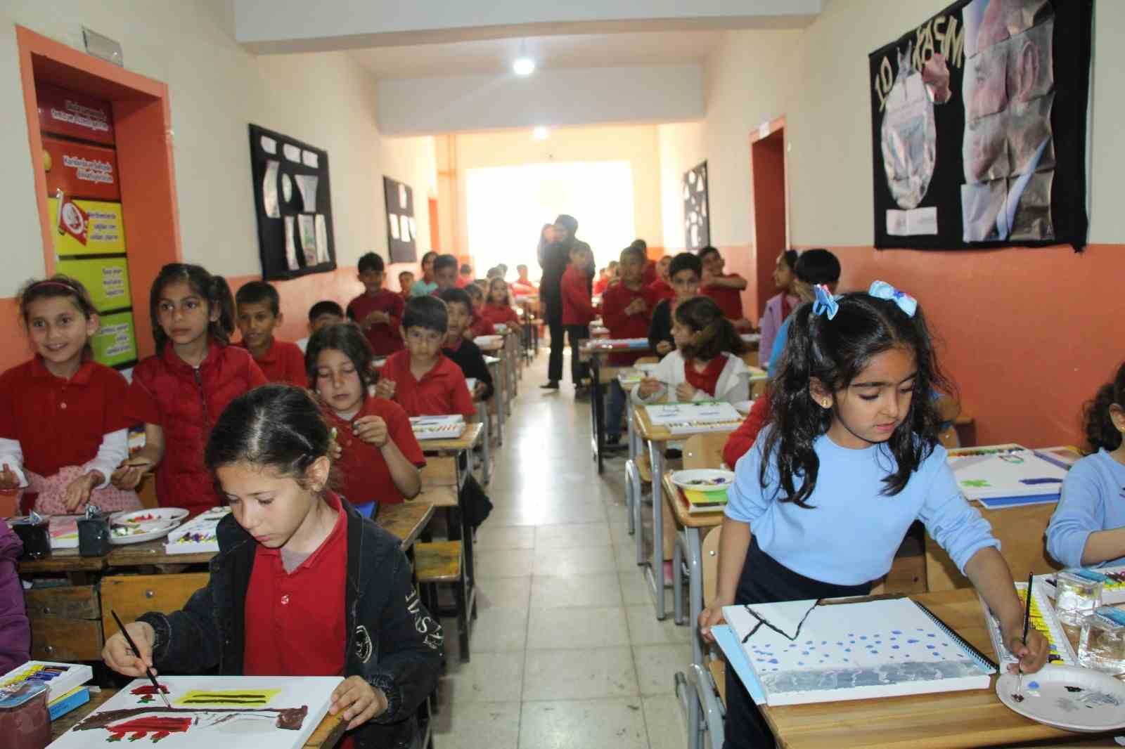 Şırnak’ta çocukların dilekleri 106 balonla gökyüzüne taşındı
