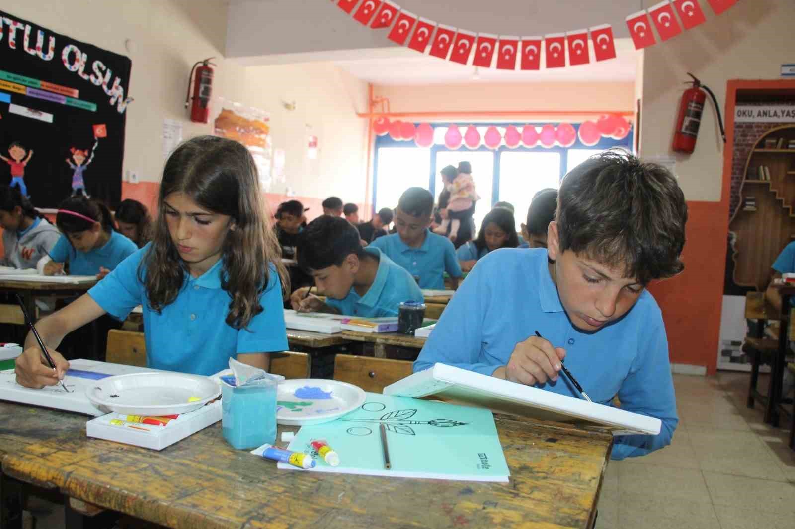 Şırnak’ta çocukların dilekleri 106 balonla gökyüzüne taşındı
