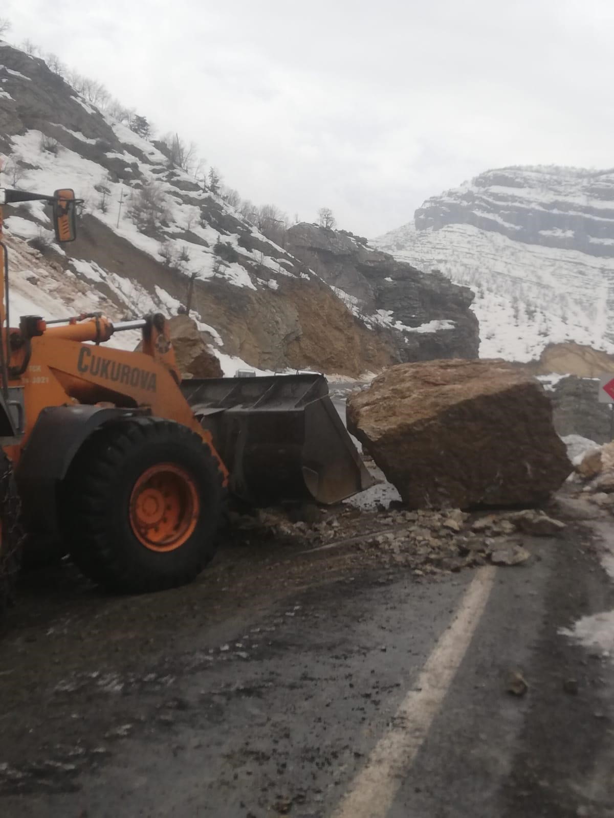Şırnak’ta dev kaya parçaları yola düştü
