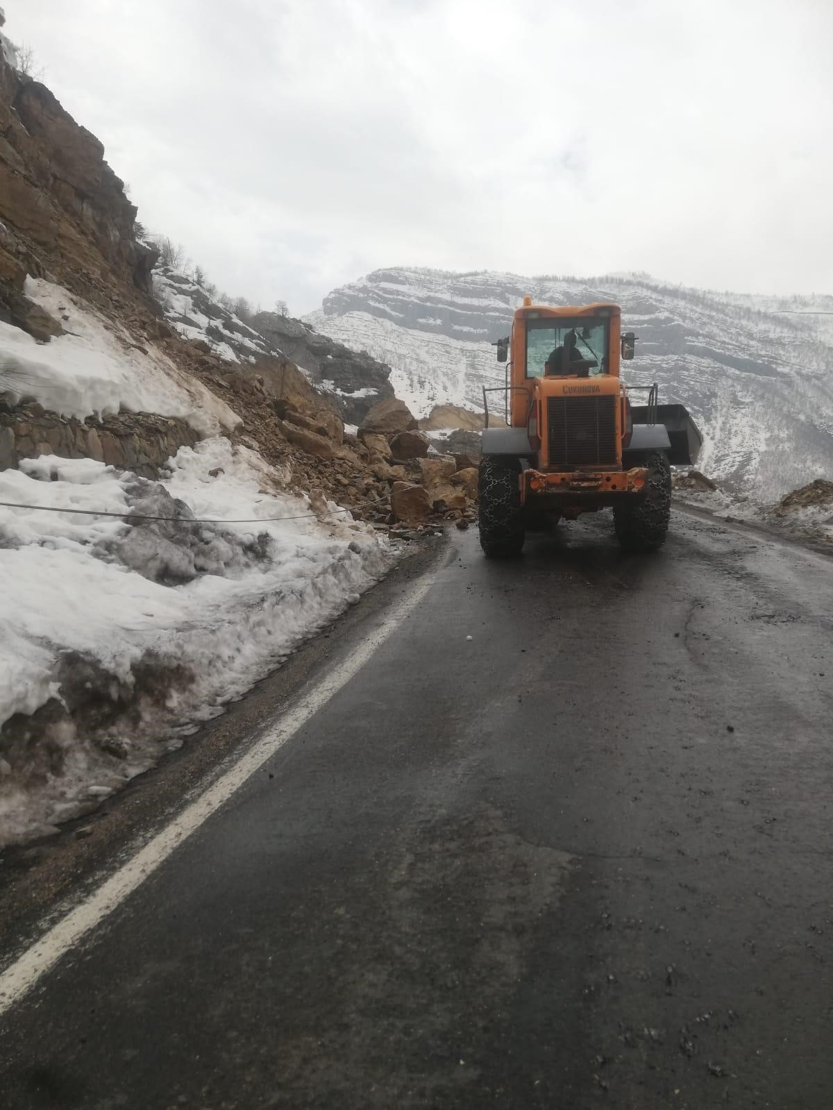Şırnak’ta dev kaya parçaları yola düştü
