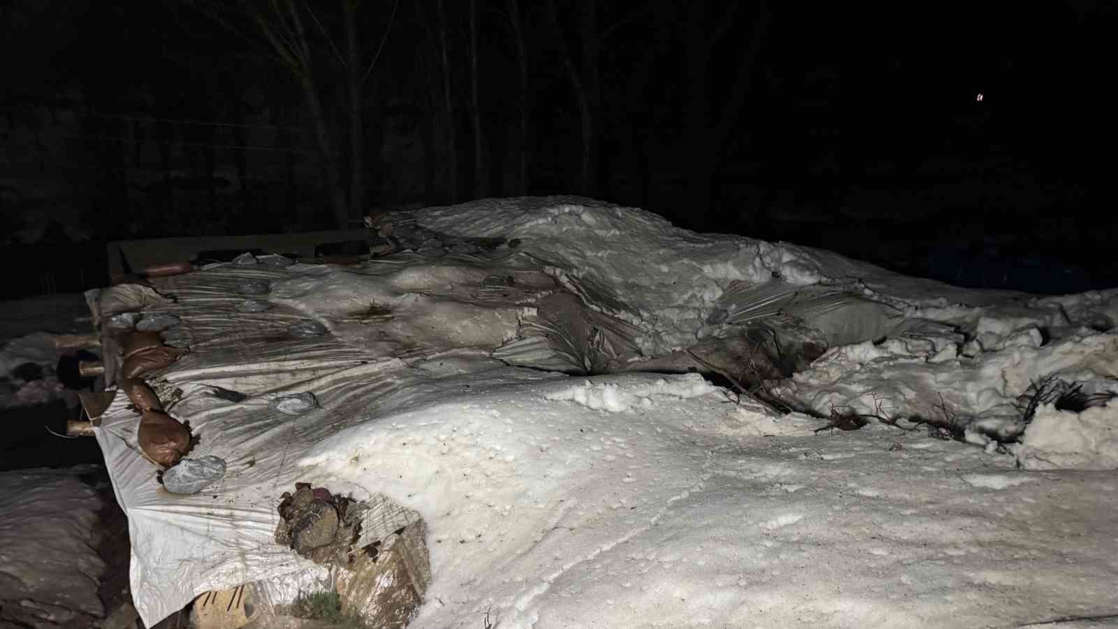 Şırnak’ta dev kayalar köye düştü, 30 hayvan telef oldu
