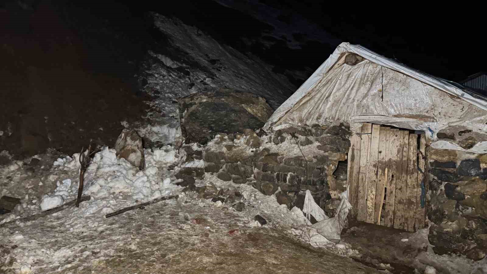 Şırnak’ta dev kayalar köye düştü, 30 hayvan telef oldu
