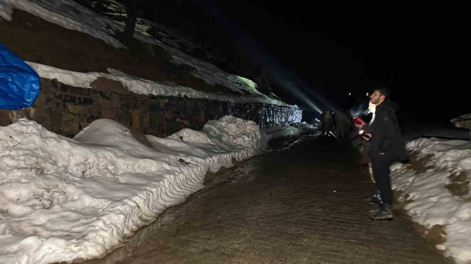 Şırnak’ta dev kayalar köye düştü, 30 hayvan telef oldu
