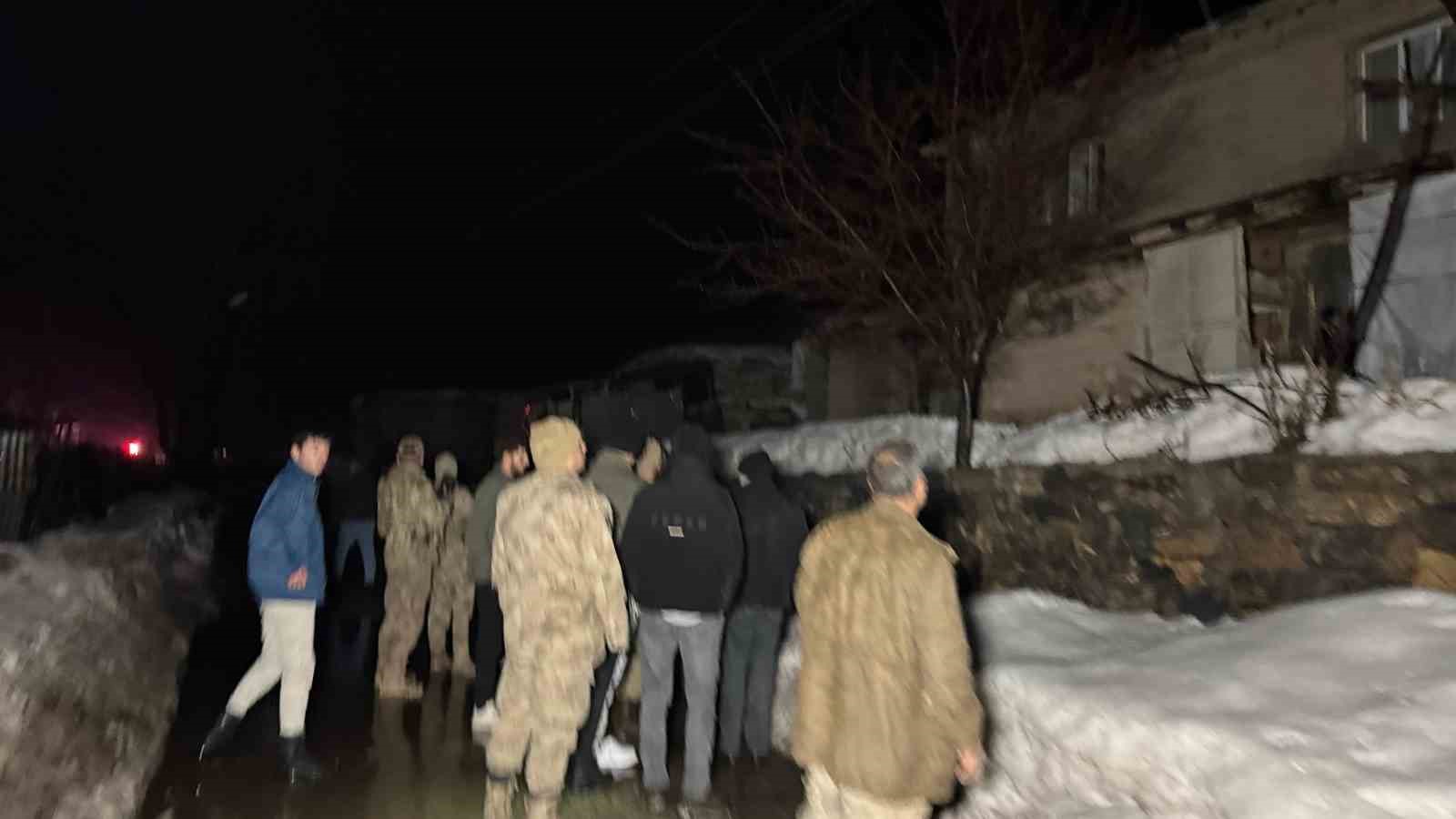 Şırnak’ta dev kayalar köye düştü, 30 hayvan telef oldu
