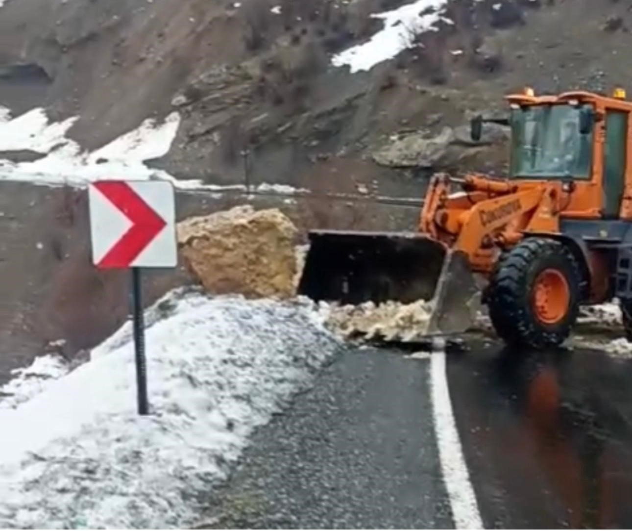 Şırnak’ta dev kayalar yolu kapattı
