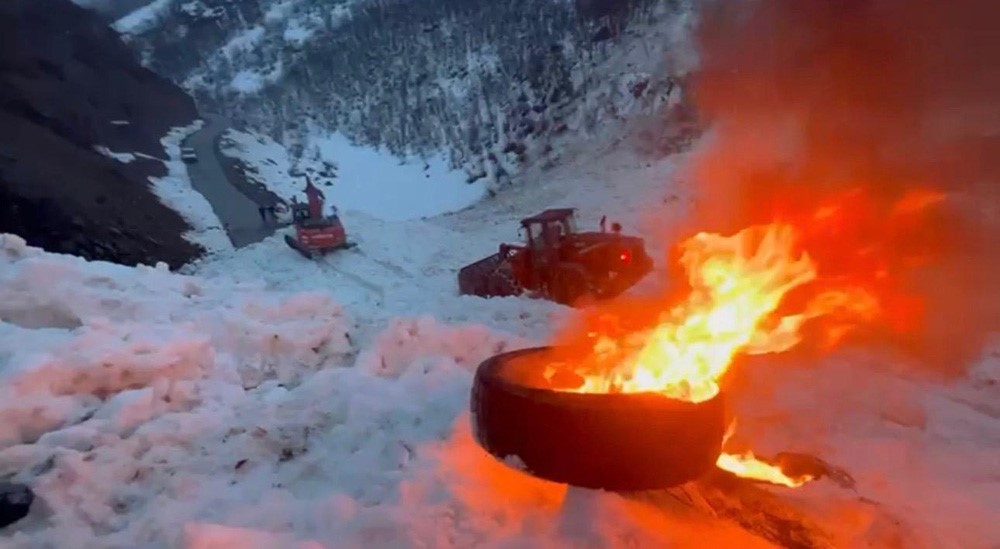 Şırnak’ta ekipler, çığ nedeni ile kapanan köy yolunu açmak için seferber oldu
