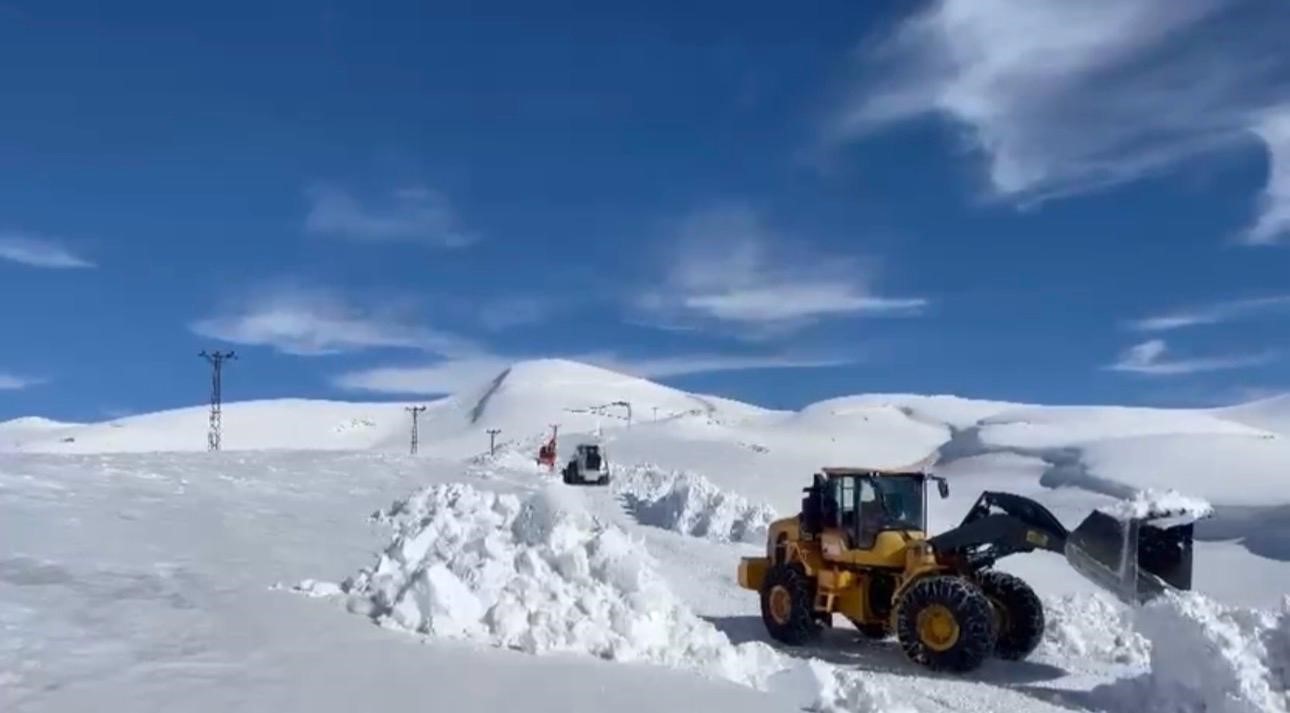 Şırnak’ta ekiplerin kar mesaisi sürüyor
