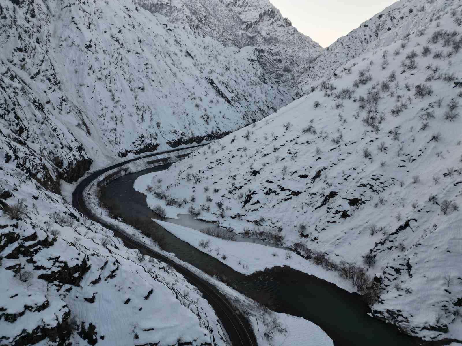 Şırnak’ta etkili olan karla ’Kanlıdere’ beyaza büründü
