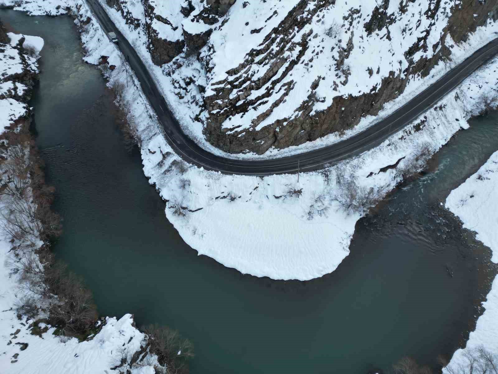 Şırnak’ta etkili olan karla ’Kanlıdere’ beyaza büründü

