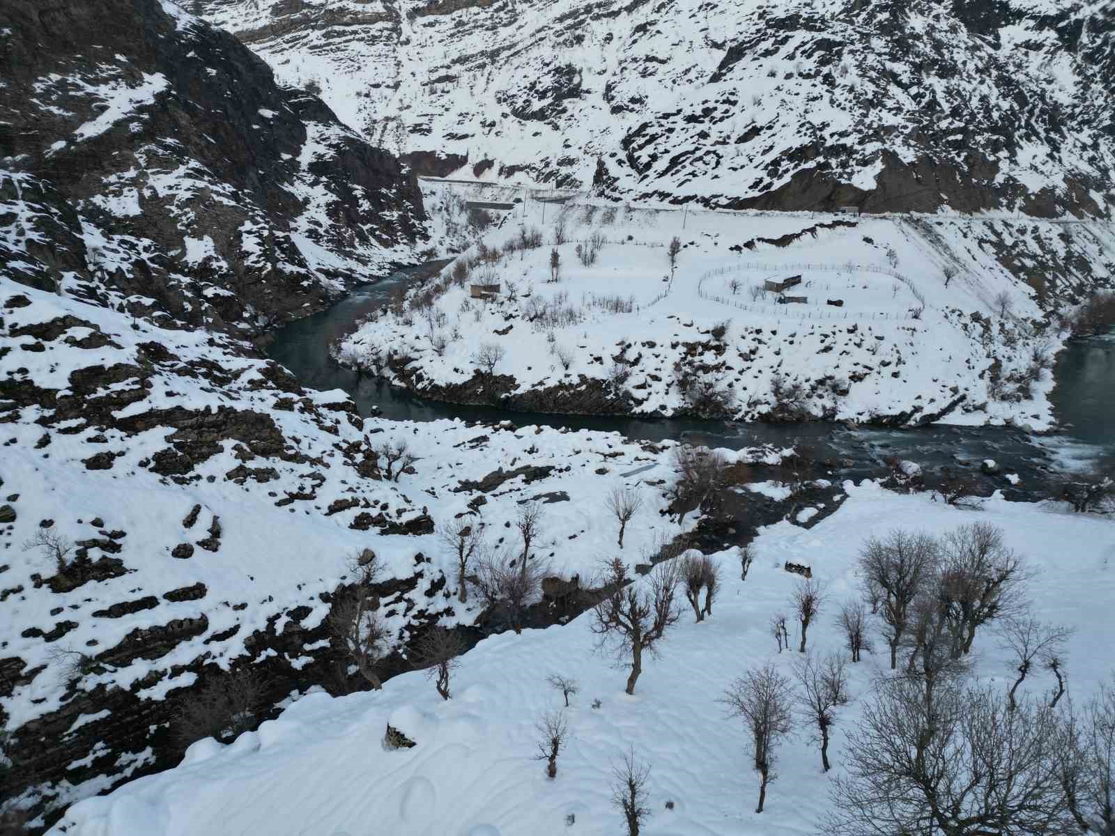 Şırnak’ta etkili olan karla ’Kanlıdere’ beyaza büründü
