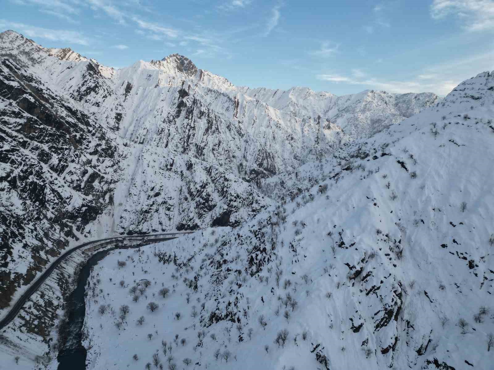 Şırnak’ta etkili olan karla ’Kanlıdere’ beyaza büründü
