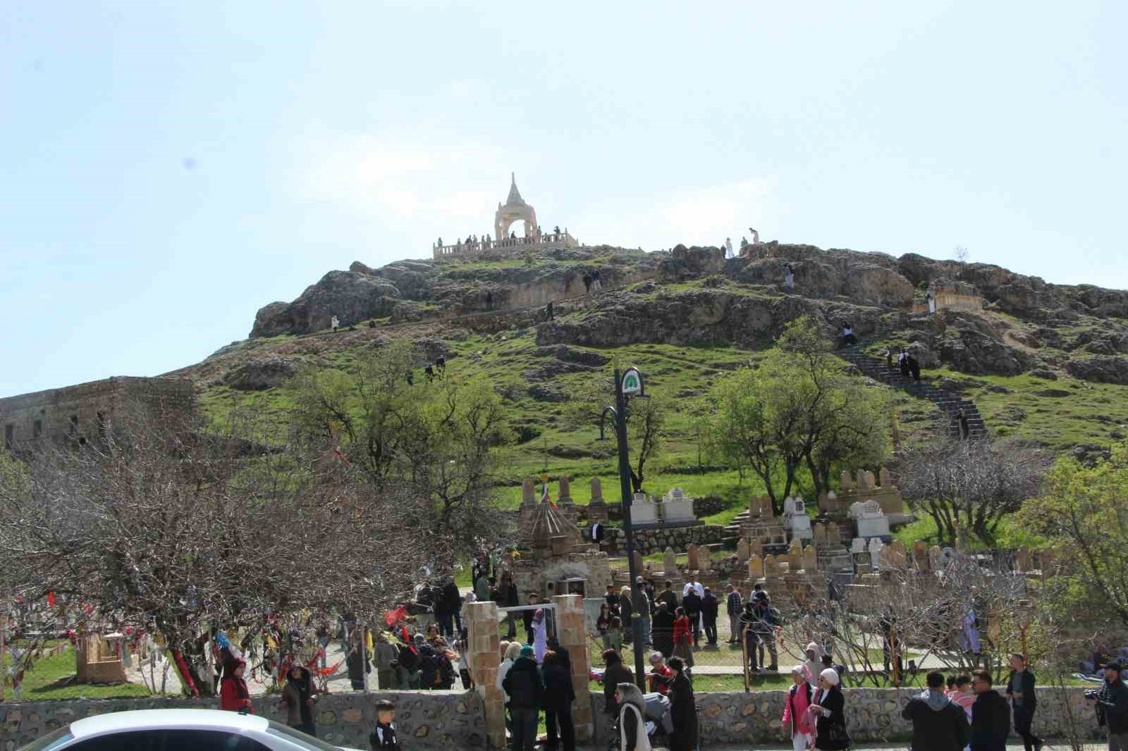 Şırnak’ta Ezidiler ’Çarşema Sor Bayramı’nı festival havasında kutladı
