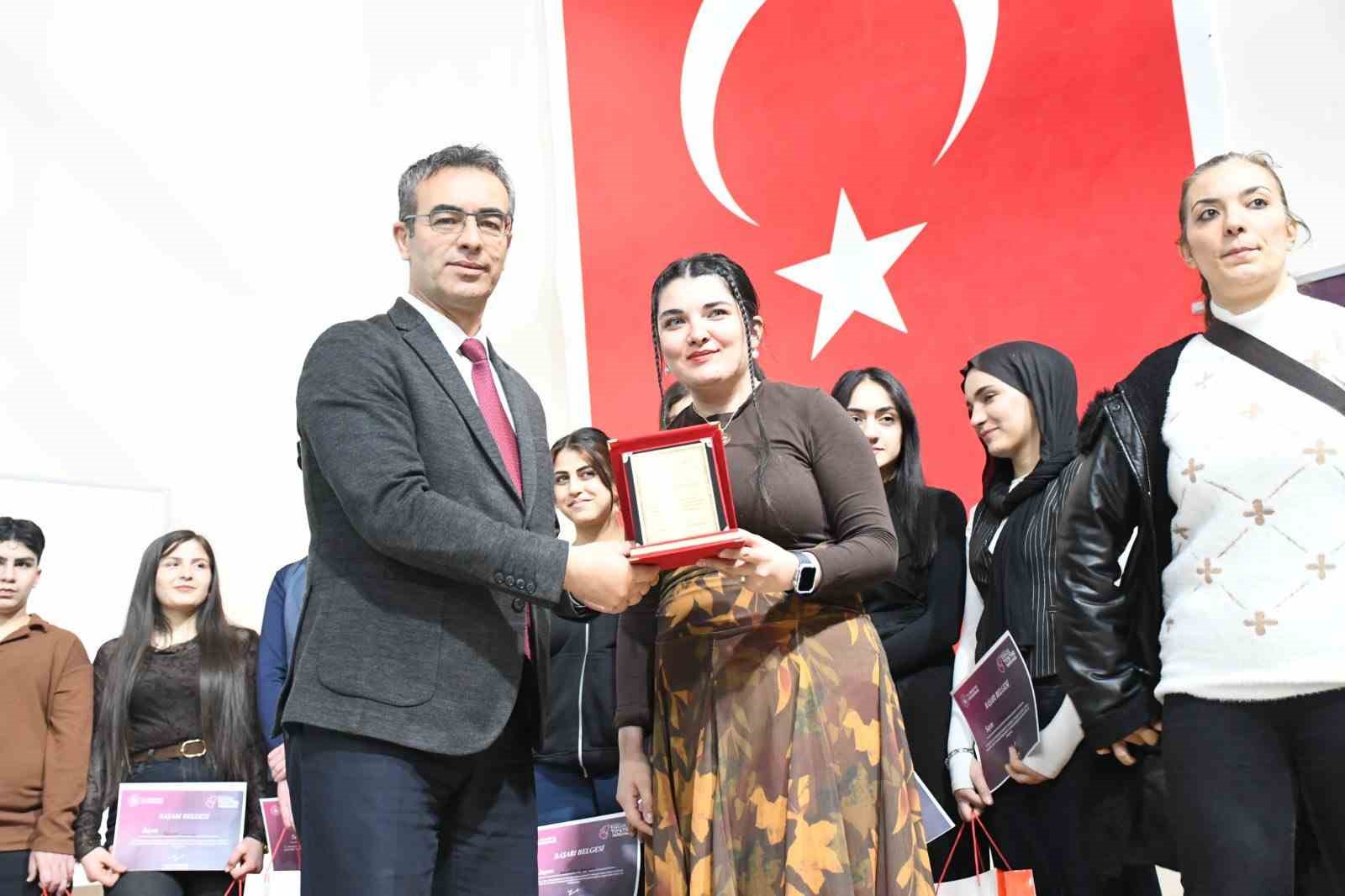 Şırnak’ta genç yetenekler tiyatro il finalinde sahne aldı
