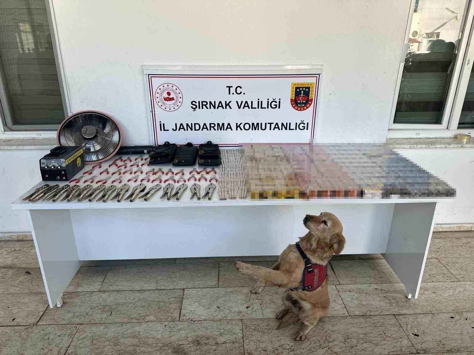 Şırnak’ta jandarmadan kaçakçılık operasyonu: 27 milyon liralık kaçak malzeme ele geçirildi
Şırnak’ta jandarmadan kaçakçılık operasyonu: 27 milyon liralık kaçak malzeme ele geçirildi