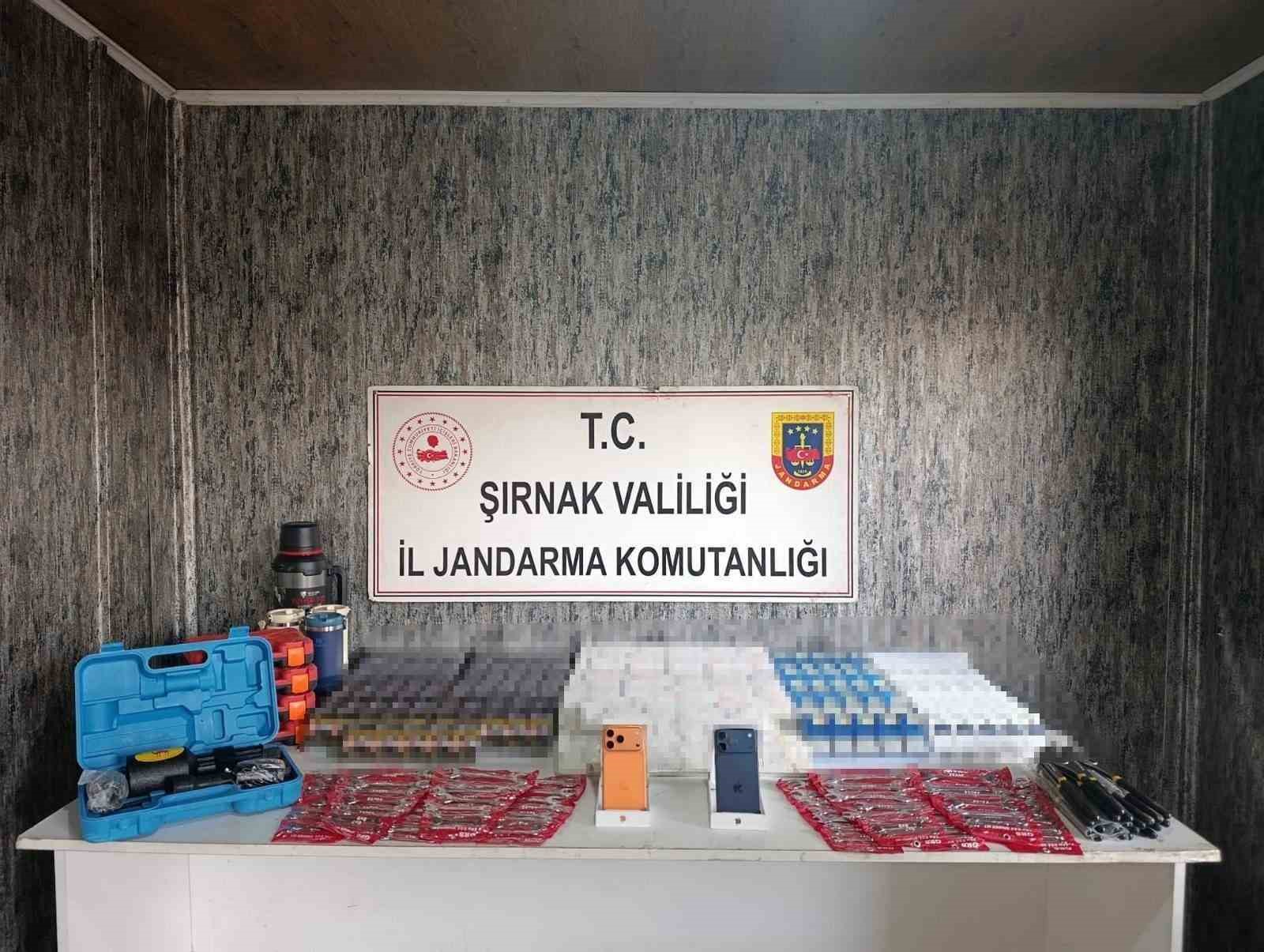 Şırnak’ta jandarmadan kaçakçılık operasyonu: 27 milyon liralık kaçak malzeme ele geçirildi
Şırnak’ta jandarmadan kaçakçılık operasyonu: 27 milyon liralık kaçak malzeme ele geçirildi