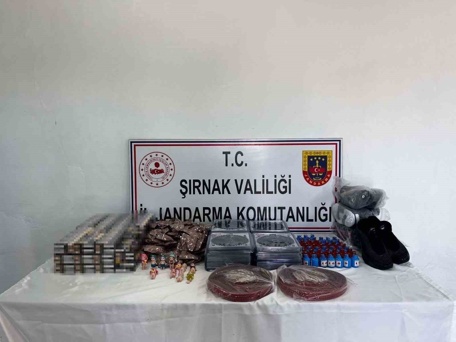 Şırnak’ta jandarmadan kaçakçılık operasyonu: 27 milyon liralık kaçak malzeme ele geçirildi
Şırnak’ta jandarmadan kaçakçılık operasyonu: 27 milyon liralık kaçak malzeme ele geçirildi