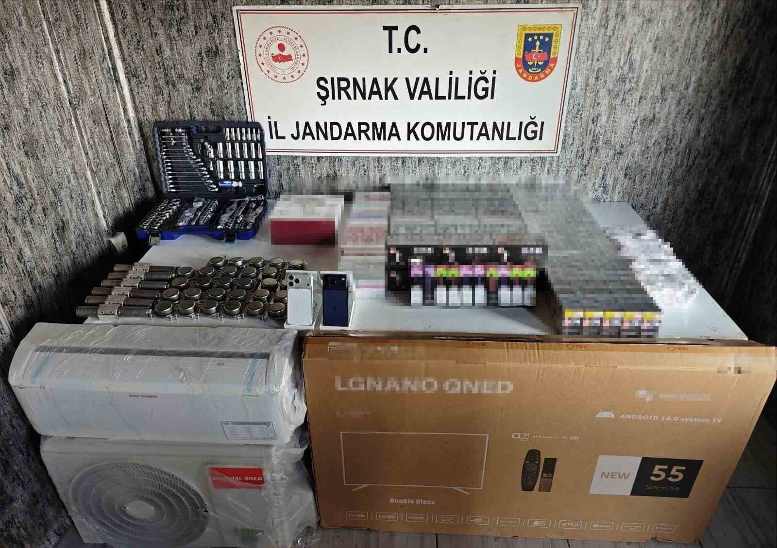 Şırnak’ta jandarmadan kaçakçılık operasyonu: 27 milyon liralık kaçak malzeme ele geçirildi
Şırnak’ta jandarmadan kaçakçılık operasyonu: 27 milyon liralık kaçak malzeme ele geçirildi