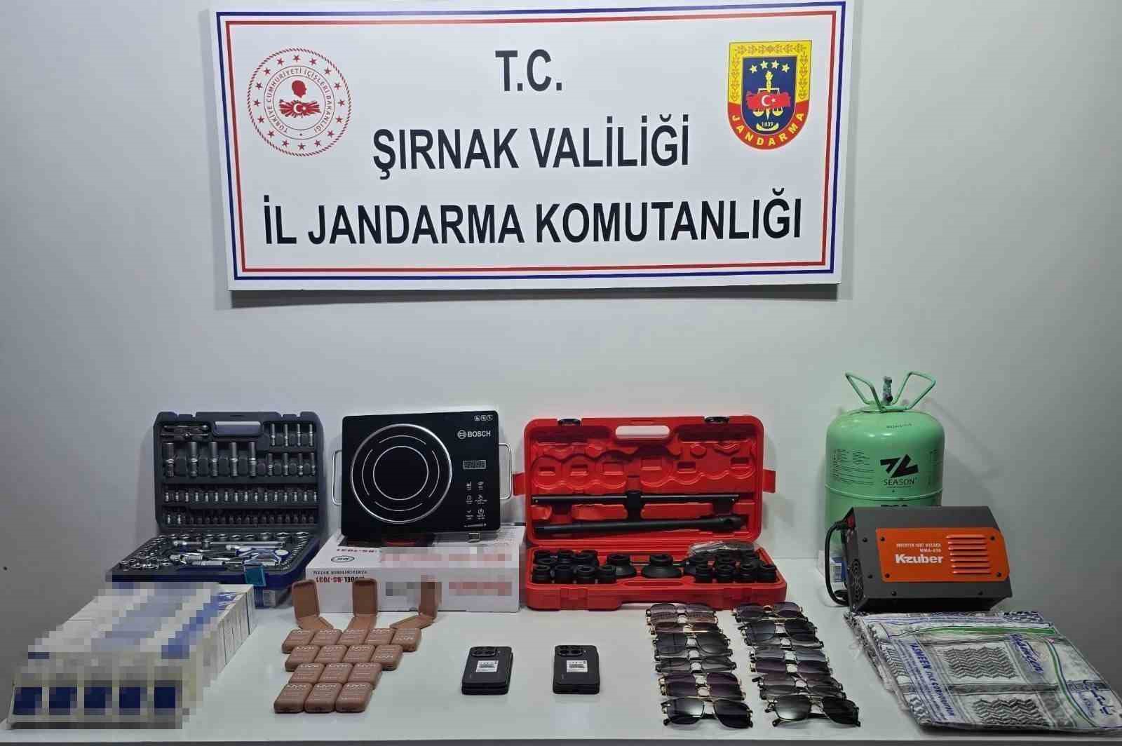 Şırnak’ta jandarmadan kaçakçılık operasyonu: 34,5 milyon liralık kaçak malzeme ele geçirildi
Şırnak’ta jandarmadan kaçakçılık operasyonu: 34,5 milyon liralık kaçak malzeme ele geçirildi