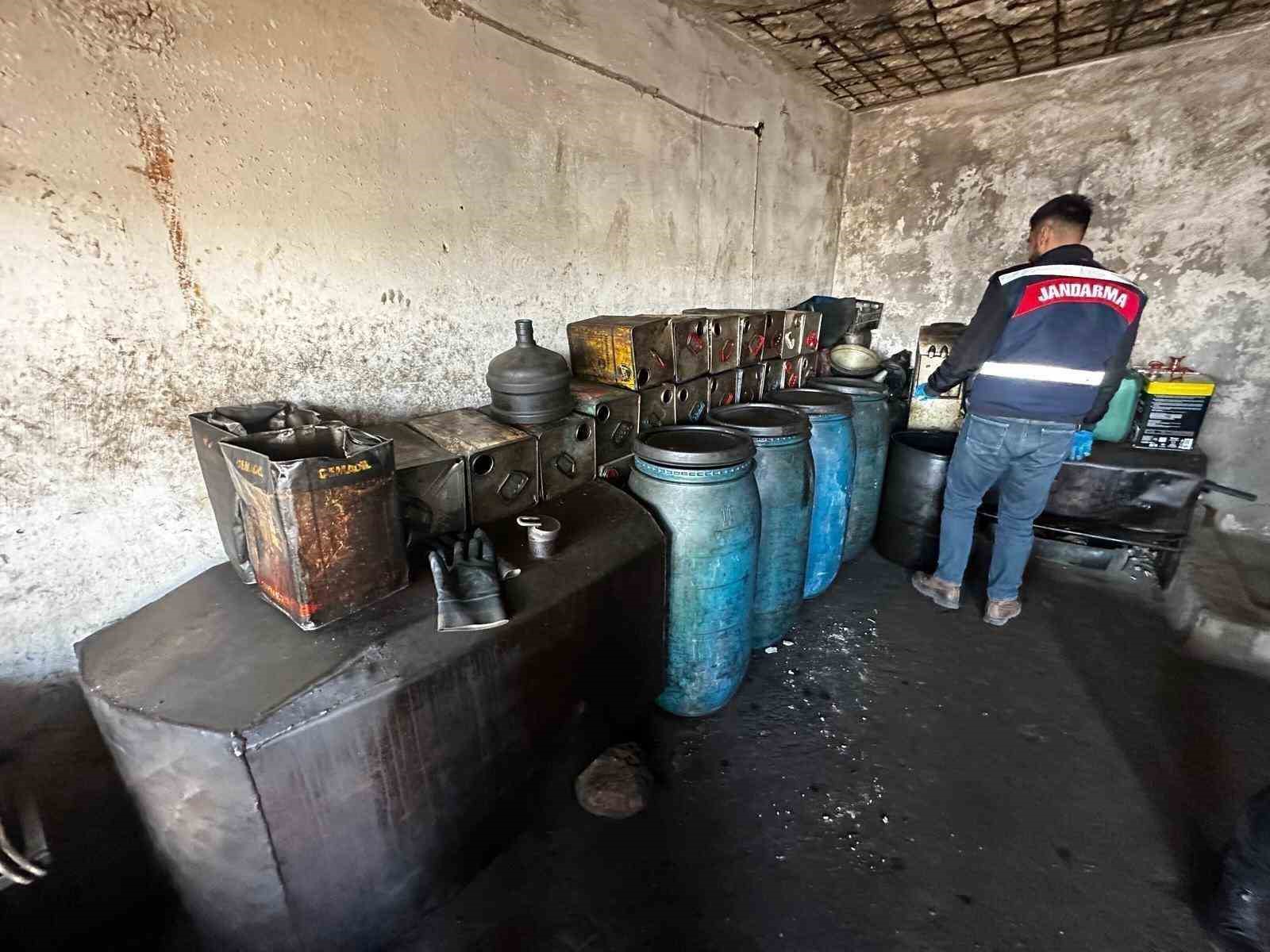 Şırnak’ta jandarmadan kaçakçılık operasyonu: 34,5 milyon liralık kaçak malzeme ele geçirildi
Şırnak’ta jandarmadan kaçakçılık operasyonu: 34,5 milyon liralık kaçak malzeme ele geçirildi