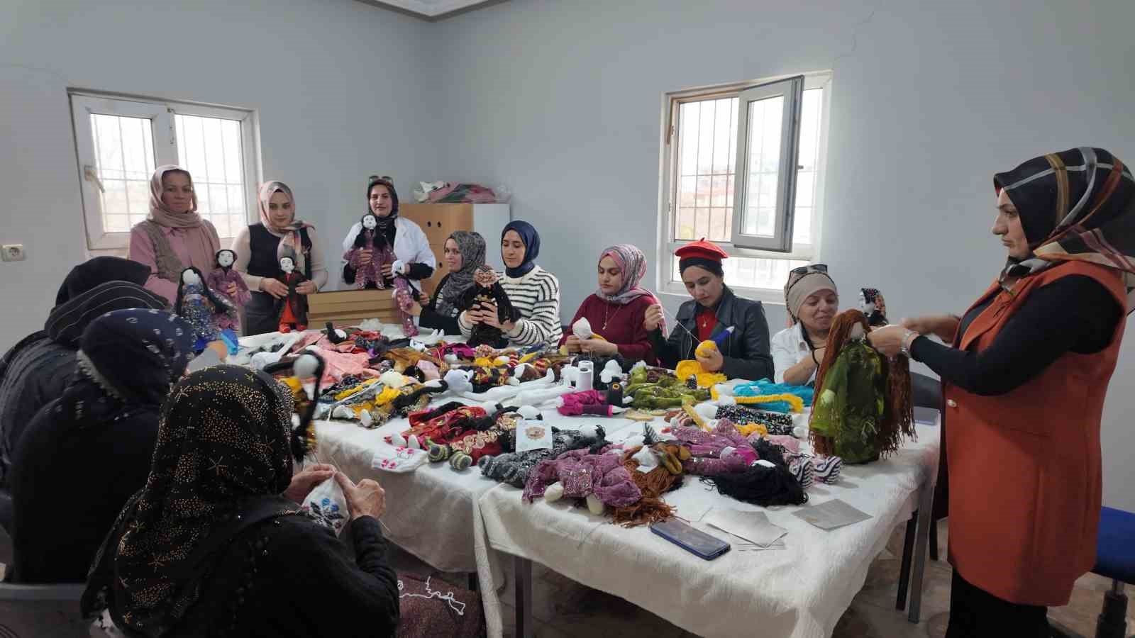 Şırnak’ta kadınlar ’Berivan bebek’ ile ailelerini geçindiriyor
