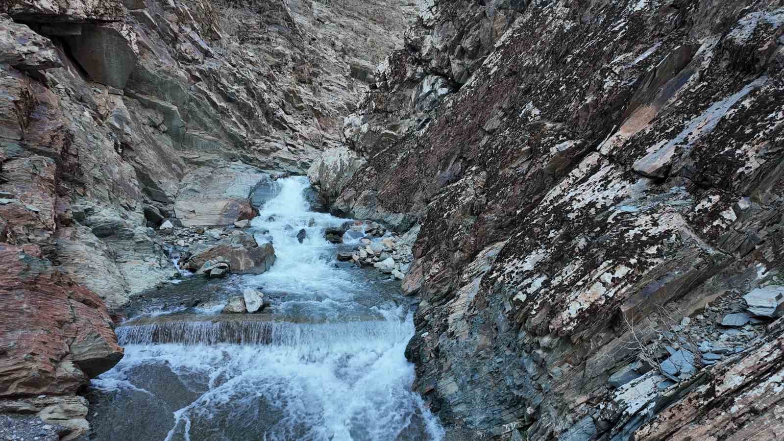 Şırnak’ta kar eridi, dereler taştı
