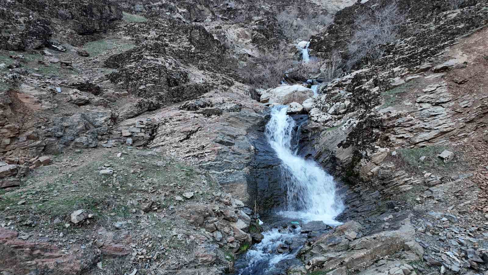 Şırnak’ta kar eridi, dereler taştı
