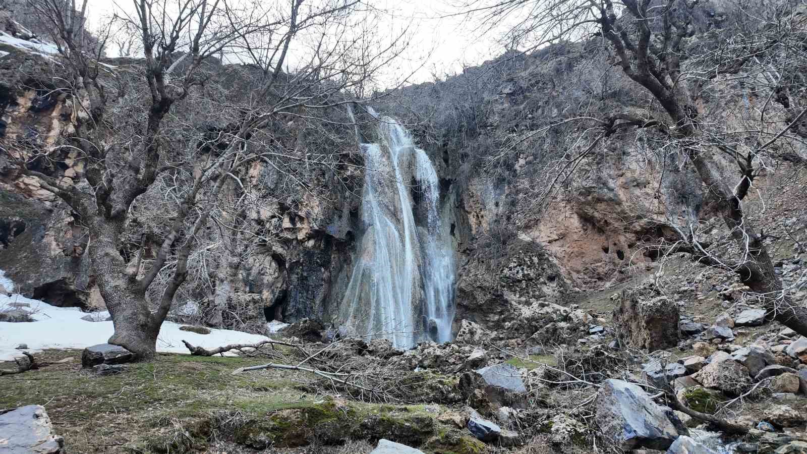 Şırnak’ta kar eridi, şelaleler coştu
