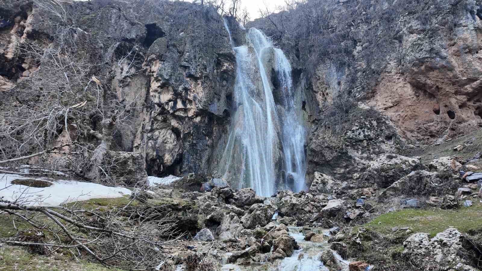 Şırnak’ta kar eridi, şelaleler coştu
