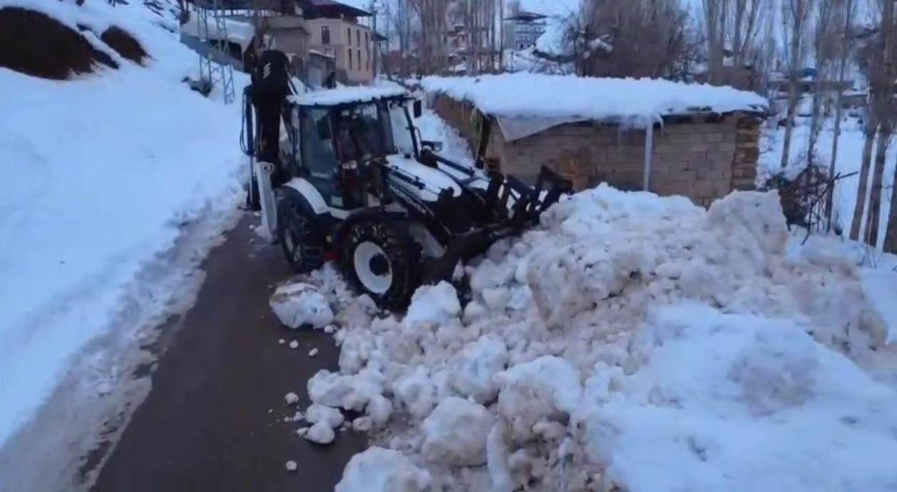 Şırnak’ta kar esareti: Açılan yollar tekrar kapanıyor
