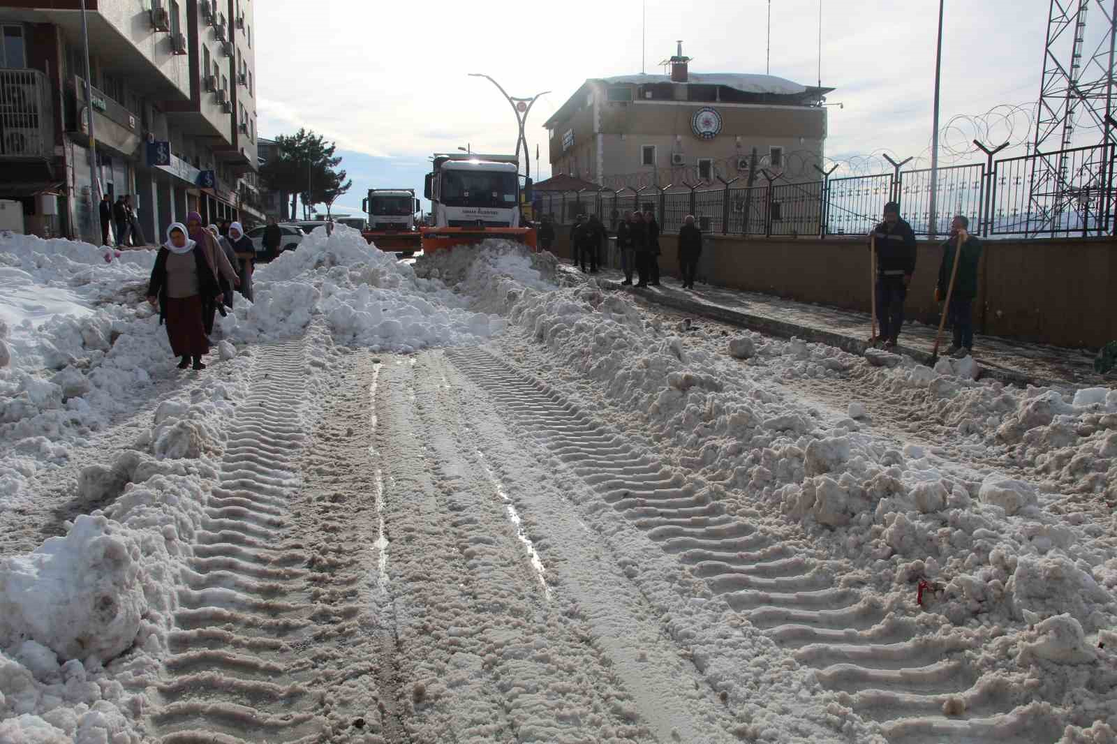 Şırnak’ta kar temizliğinde araç engeli
