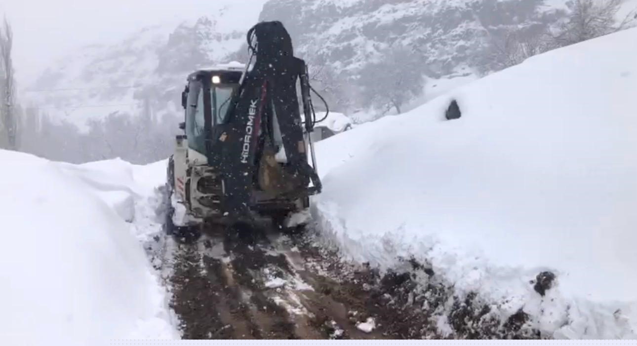 Şırnak’ta kar yolları kapattı
