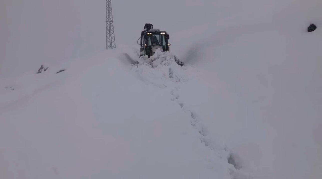Şırnak’ta kar yolları kapattı
