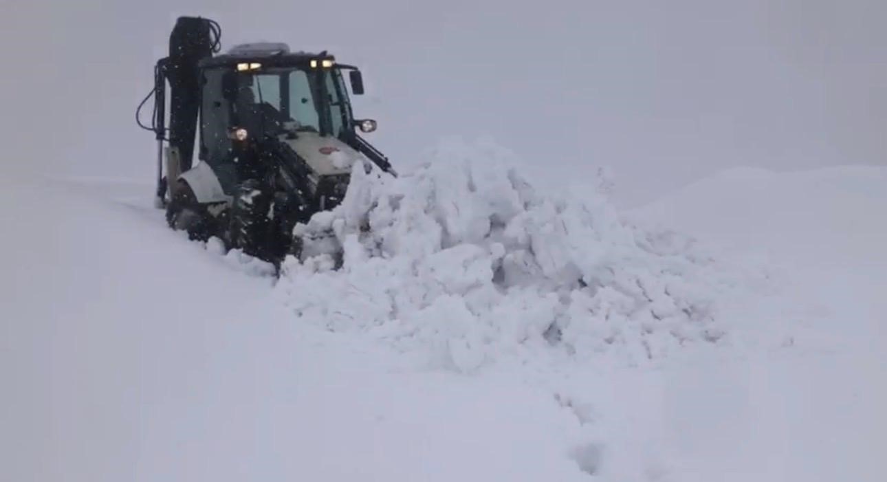 Şırnak’ta kar yolları kapattı
