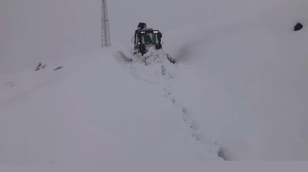 Şırnak’ta kar yolları kapattı
