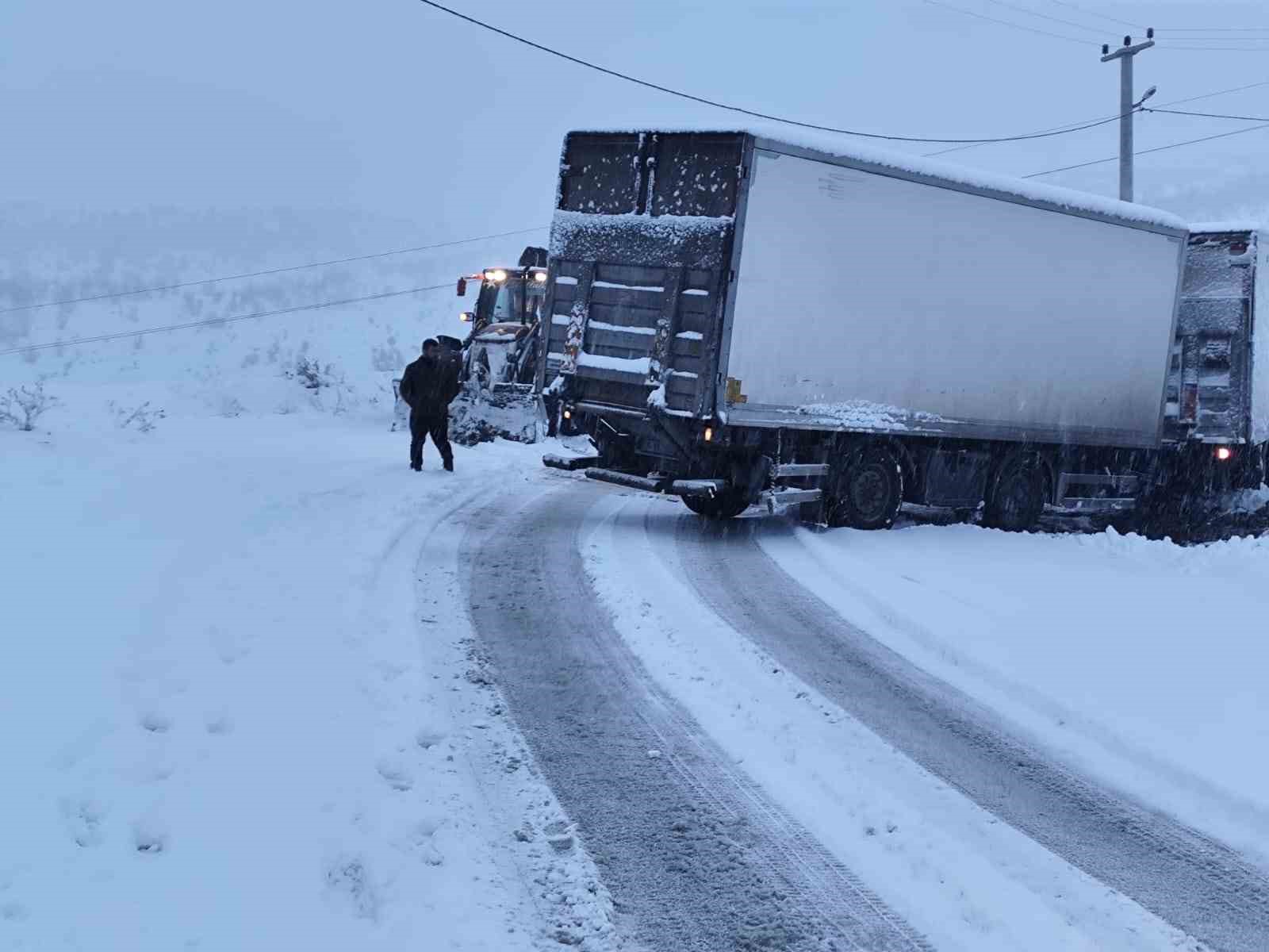 Şırnak’ta karda mahsur kalanlar için belediye ekipleri seferber oldu
