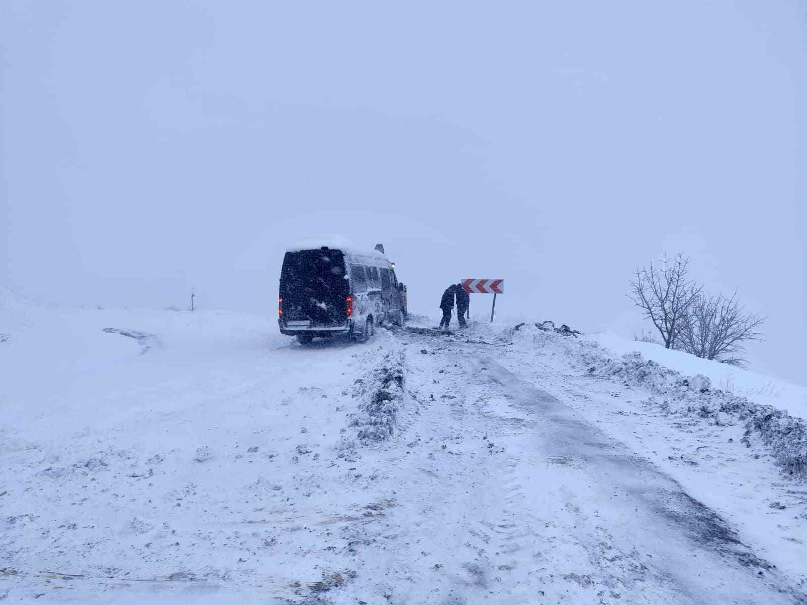 Şırnak’ta karda mahsur kalanlar için belediye ekipleri seferber oldu
