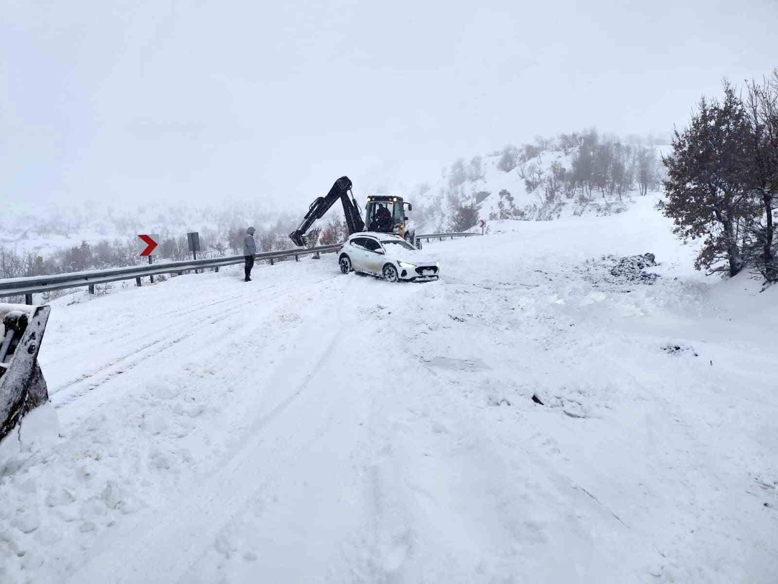 Şırnak’ta karda mahsur kalanlar için belediye ekipleri seferber oldu
