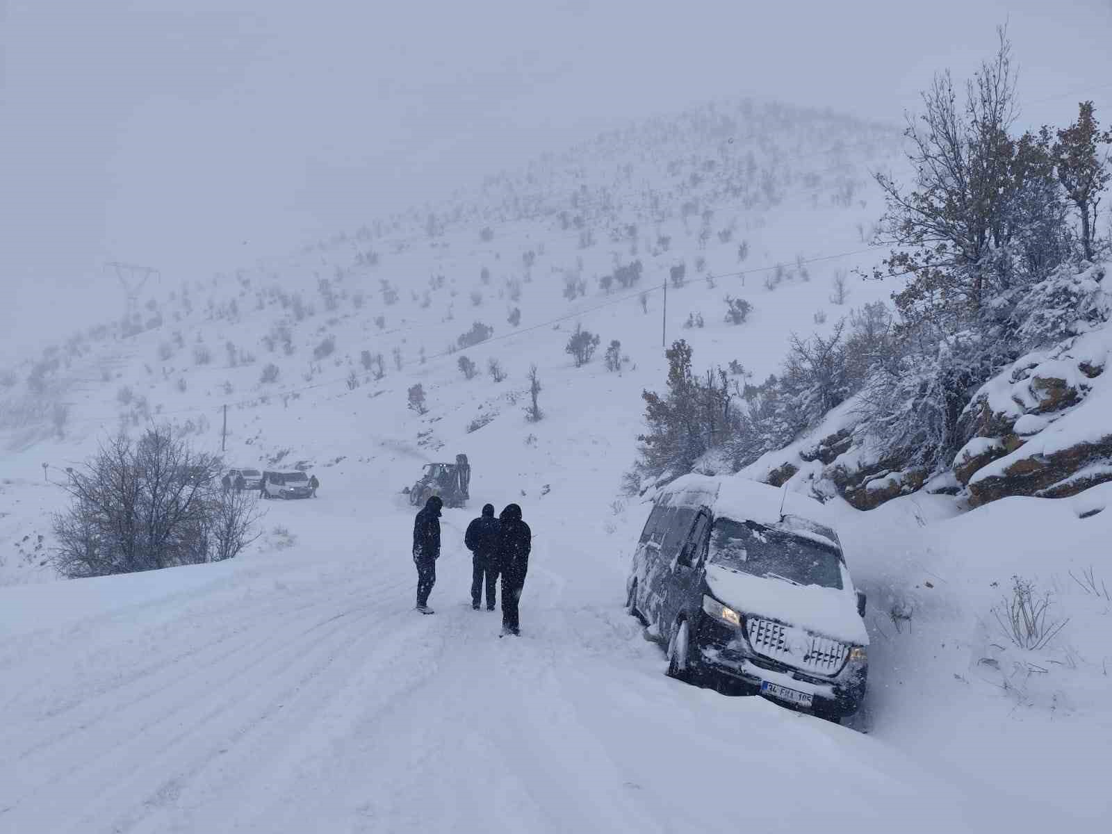 Şırnak’ta karda mahsur kalanlar için belediye ekipleri seferber oldu
