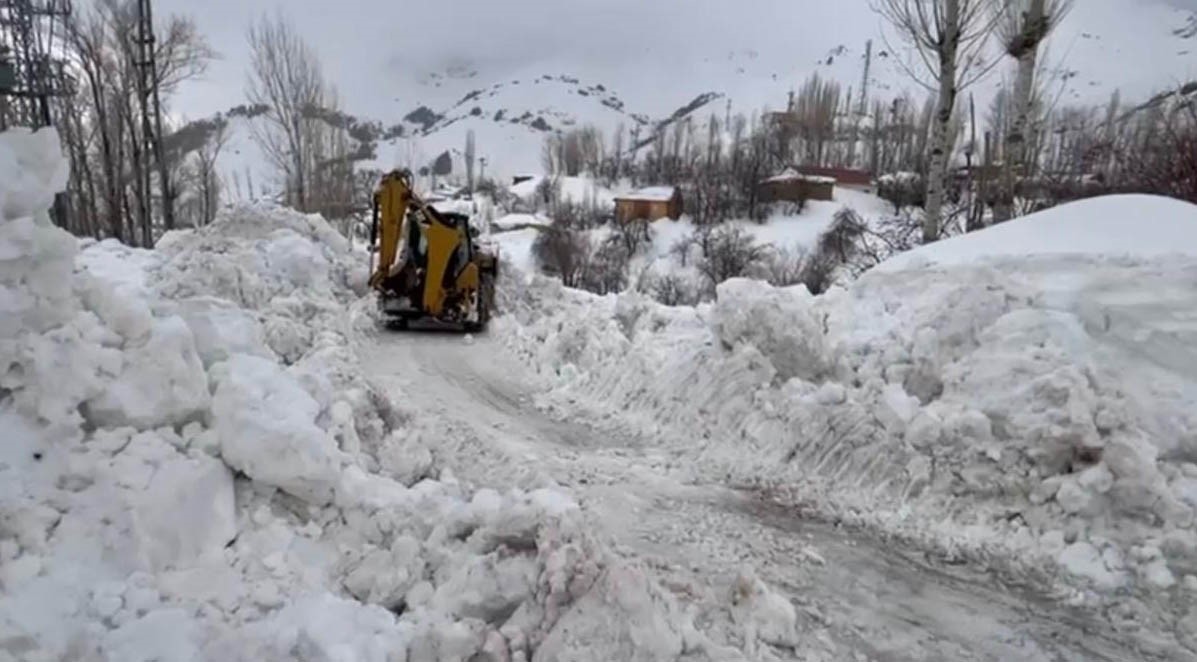 Şırnak’ta karla mücadele çalışmaları aralıksız sürüyor

