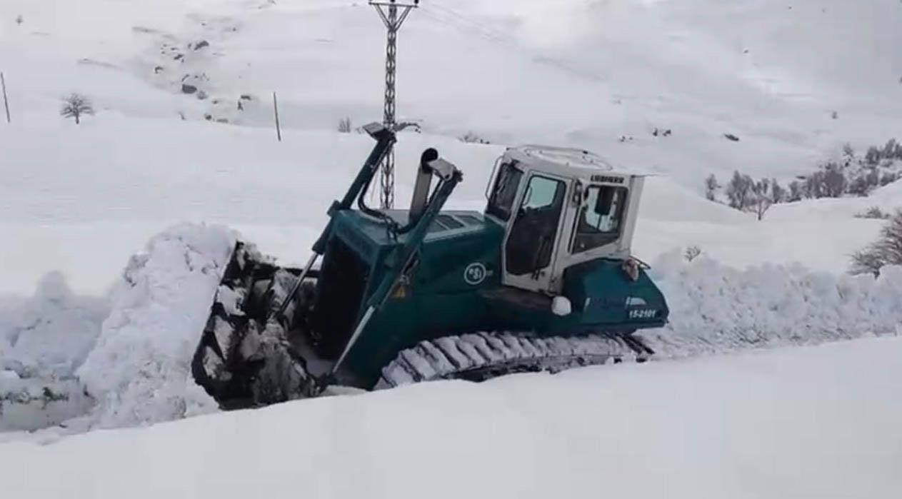 Şırnak’ta karla mücadele çalışmaları aralıksız sürüyor
