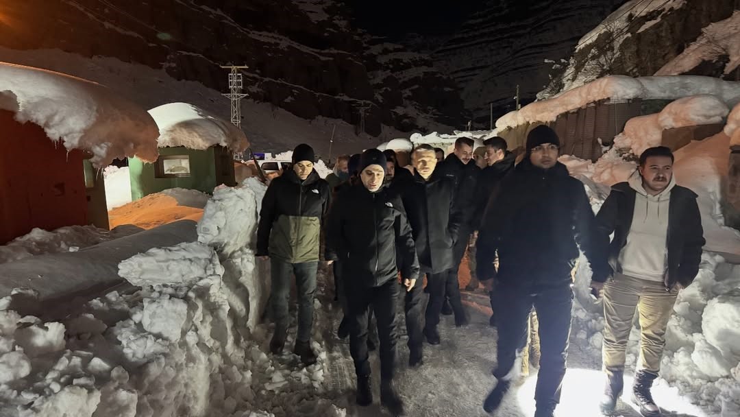 Şırnak’ta karla mücadele gece boyu sürdü
